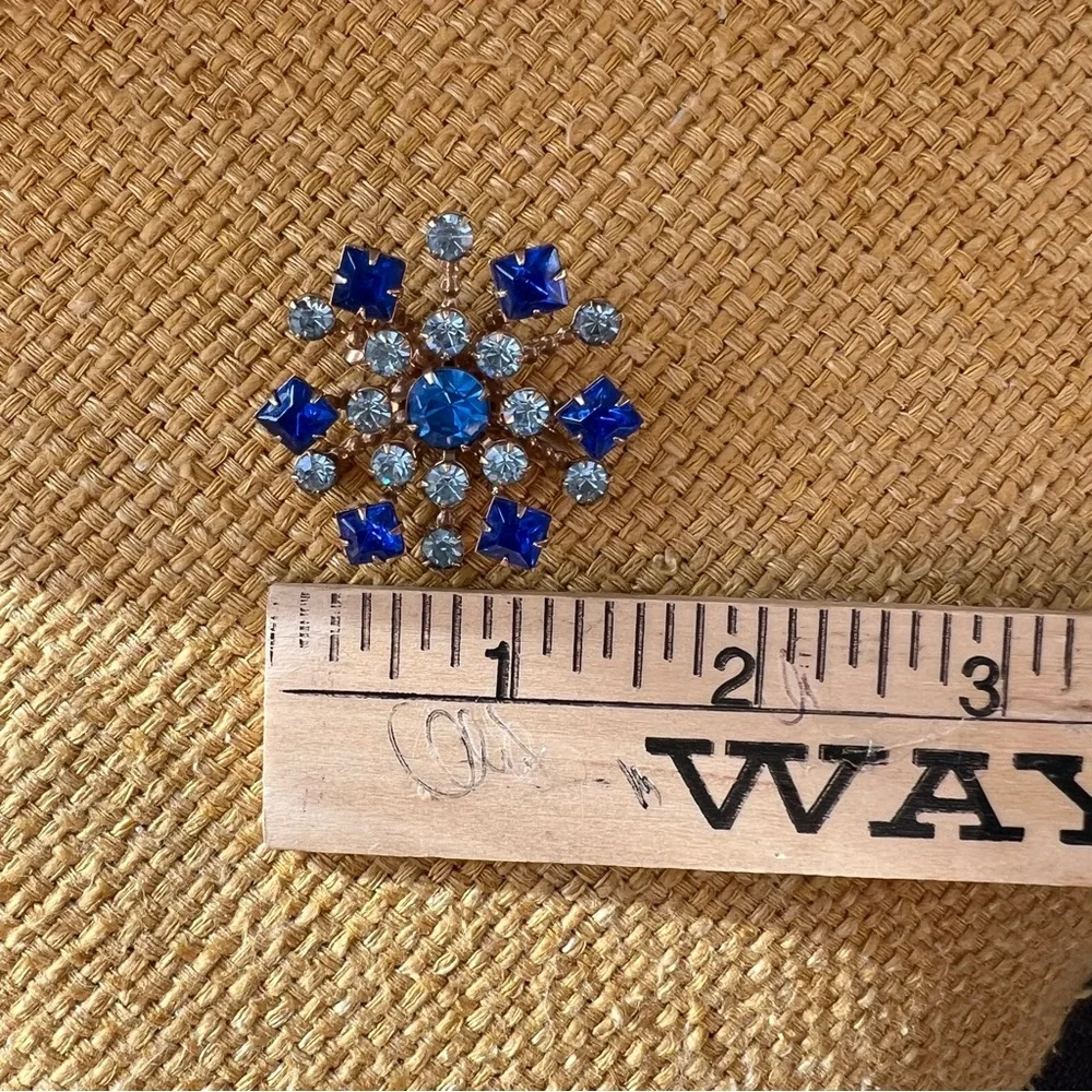 Vintage Atomic Snowflake MCM brooch in shades of blue crystals unmarked